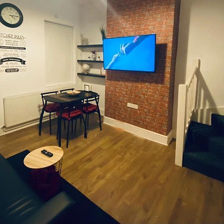 Large 4 Bedroom Home - Coventry City Centre Экстерьер фото