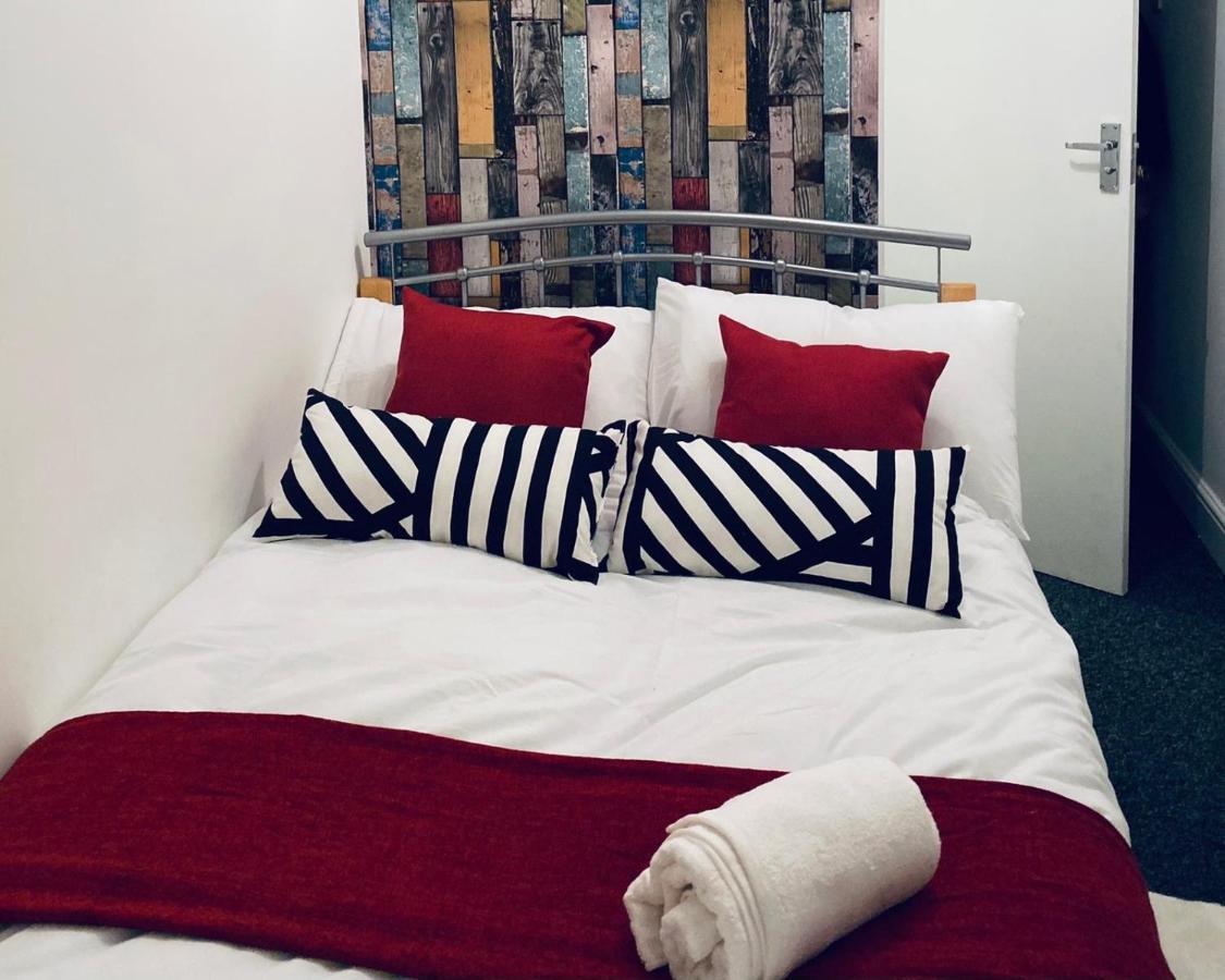 Large 4 Bedroom Home - Coventry City Centre Экстерьер фото