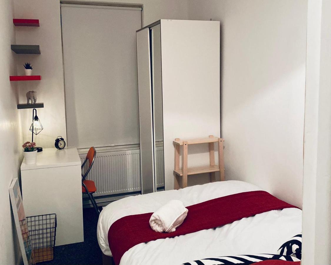 Large 4 Bedroom Home - Coventry City Centre Экстерьер фото